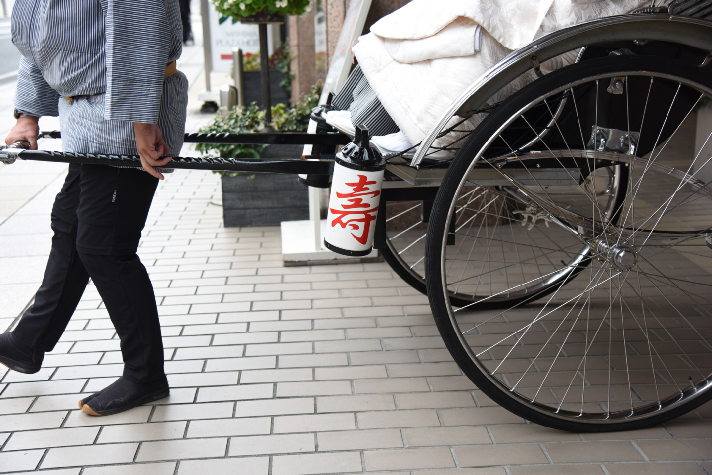 10月　秋晴れの日の人力車　三嶋大社